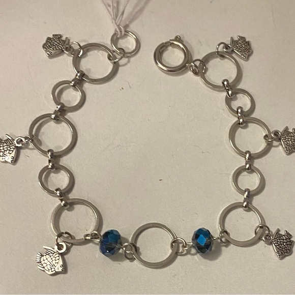 NEW Summer theme fish charm bracelet - Picture 1 of 2
